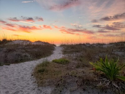 Ana Island Beach House, 20 steps to the beach! Best location, Sleeps 8