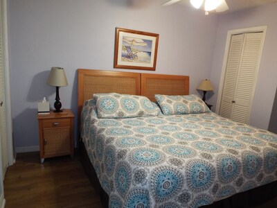 Ana Island Beach House, 20 steps to the beach! Best location, Sleeps 8