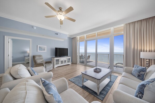 Large living area overlooking beach