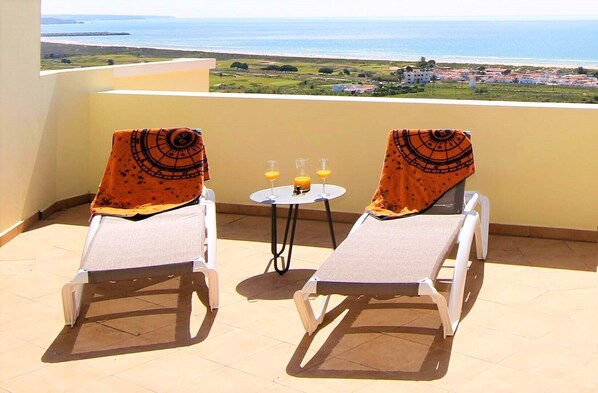 Lagos Suite / Meia Praia Suite: terrace with great views to Lagos and the beach