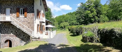 Grand espace avec terrasse extérieure 