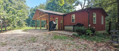 Welcome to Your Secluded Retreat: Front View of the Charming Cabin.