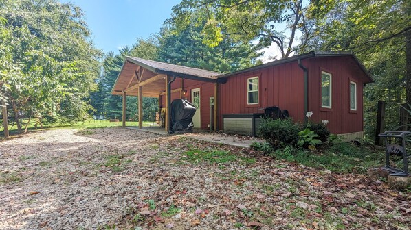 Welcome to Your Secluded Retreat: Front View of the Charming Cabin.