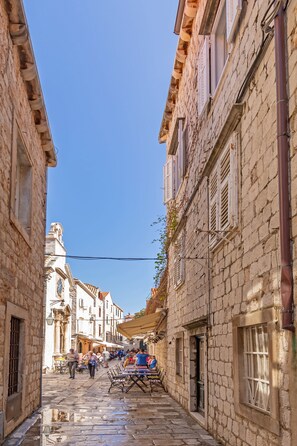 Vista frontal de la propiedad