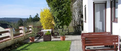 Garten mit Terrasse und Liegewiese 
direkt vor der Ferienwohnung