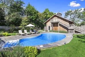 Pool + Garage 