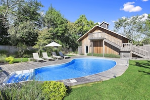 Pool + Garage 