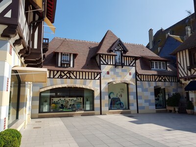 In the heart of the golden triangle of Deauville, architect apartment comfortable.