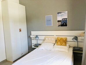 Schlafzimmer mit Zugang zu Dachterrasse im 1. Stock