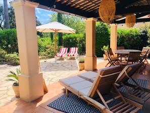 Sommer, Sonne und ein wenig Schatten auf der großen Terrasse mit Gartenblick