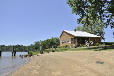 River Lodge, Casual Riverfront setting