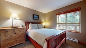 Secondary Bedroom w/ Queen Bed & Ensuite