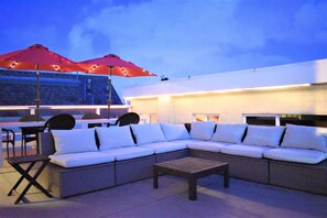 MANY FAMILIES LEAVE REVIEW SAYING HOW MUCH THEY LIKE OUR OUTDOOR ROOFTOP DECK...