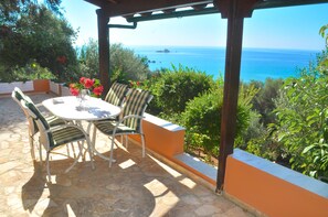 Vordere Terrasse mit Meerblick.