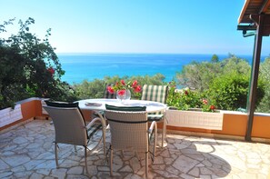 Vordere Terrasse mit Meerblick.