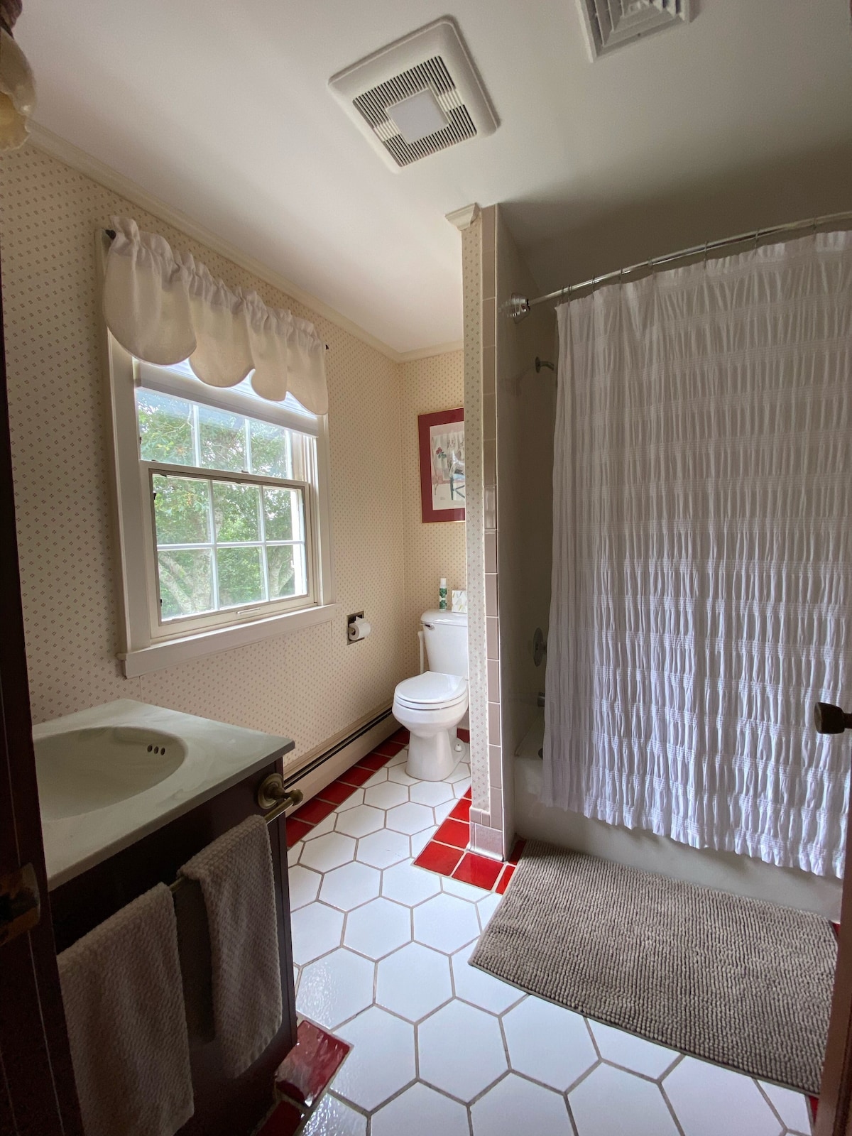 Centrally located 2900 sq ft, 5br 2.5 bath, home.