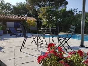 Terrasse au bord de la piscine