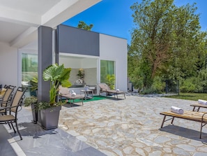 Plant, Furniture, Sky, Azure, Shade, Architecture, Interior Design, Urban Design, Flooring, Outdoor Furniture