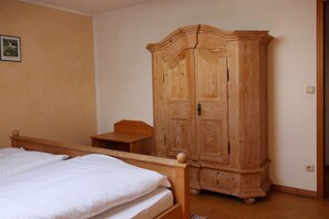 Ferienwohnung mit großer Wohnküche und 2 Schlafzimmer, 62 m²-Schlafzimmer mit Kleiderschrank