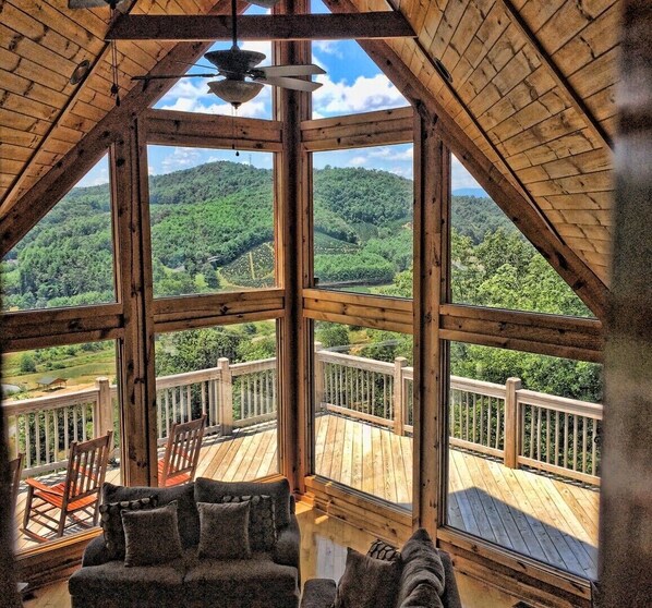 Open floor plan with amazingviews will greet you upon arrival to our cabin