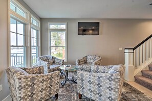 Living Room | Free WiFi | Cable TV | Central A/C & Heat