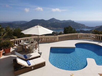 Villa with breathtaking view and heated swimming pool in very exclusive location