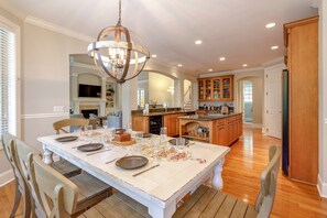 28 Moonshell- Dining to kitchen