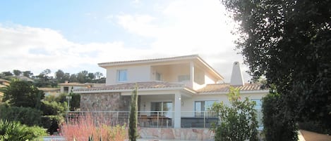 la villa depuis le jardin.