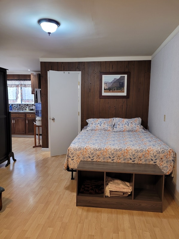 Sleeping Area/Queen bed