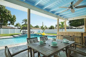 Lanai with dining table, bar and TV (in bar area)