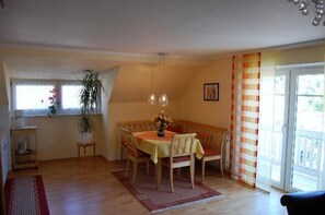 Ferienwohnung 1- mit großem Flachbild-TV und Panoramablick-Essecke