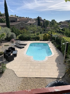 Casa de piedra con jardín privado y piscina privada.