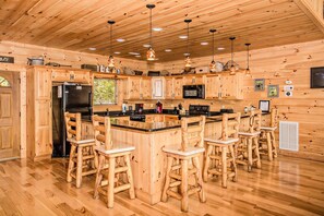 Huge Kitchen with Extra seating for 6 People