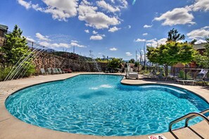 Community Amenities | Outdoor Pool