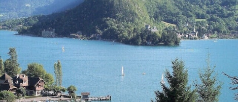 Vue sur la baie de Talloires avec 
Duingt en face et le père Bise a gauche