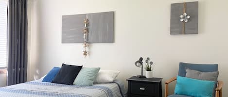 Bedroom 1 - Queen bed