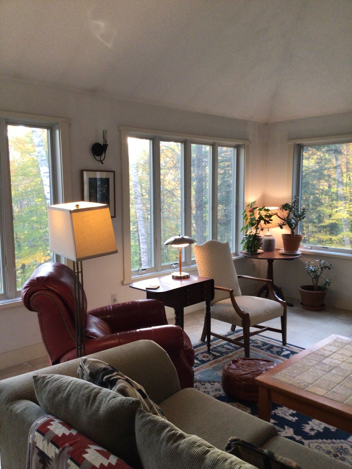 Dramatic Mountain Ridge house 3 miles from village green