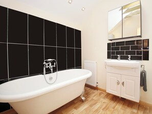 Bathroom | Kentish Barn Retreat, Chilham