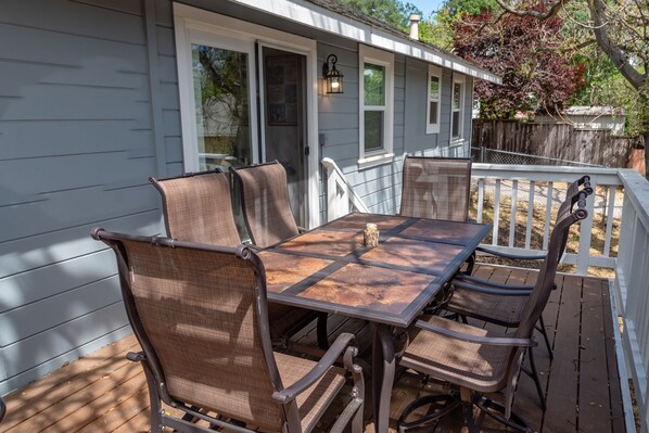 Enjoy Outdoor Dining in West Side on Paso Robles