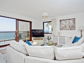 Light and airy living area | Hawks Ridge, Downderry