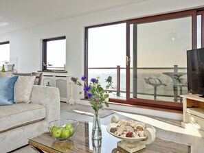 Light and airy living area | Hawks Ridge, Downderry