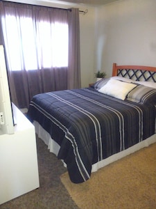Beautiful máster bedroom 3 Blocks from the beach