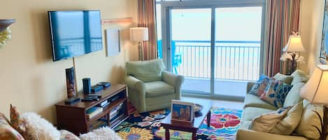 Beautiful Oceanfront Living room