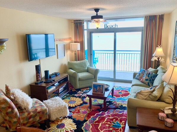 Beautiful Oceanfront Living room