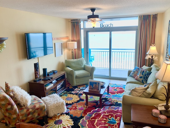 Beautiful Oceanfront Living room