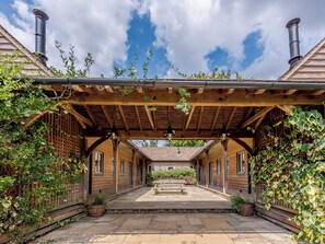 Courtyard | Castlemans Stables West - Castleman’s Stables, Sedlescombe, near Battle