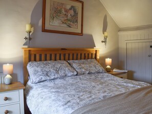Double bedroom | Cosy Cottage, Bourton-on-the-Hill, near Moreton-in-Marsh