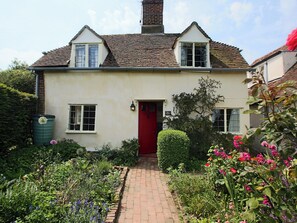 Charming holiday home | Box Cottage, Eastling