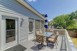 Deck w grill & outdoor dining