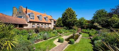 Appletree Barn, Brancaster: Gardens and approach